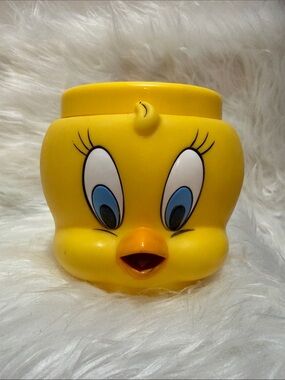 Vintage 1992 Warner Bros. Tweety Bird Yellow Character 3D Plastic Mug Collection